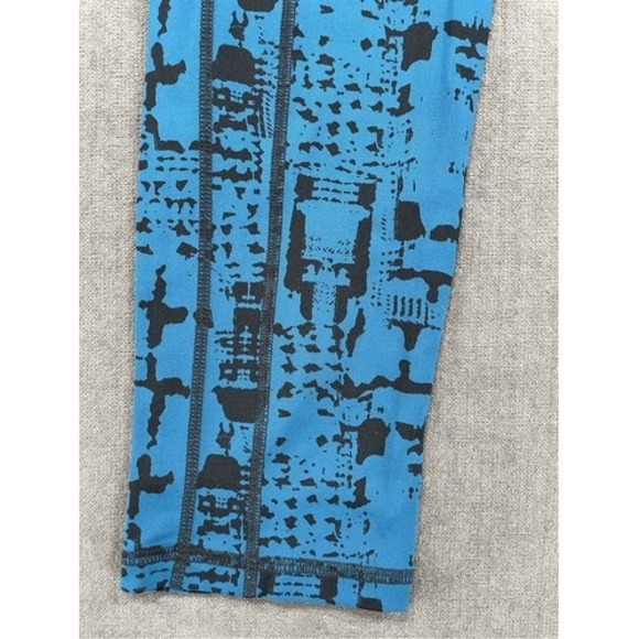 CAbi Leggings Womens Size M Blue Abstract Print High Rise Athleisure Yoga Gym - Picture 2 of 9